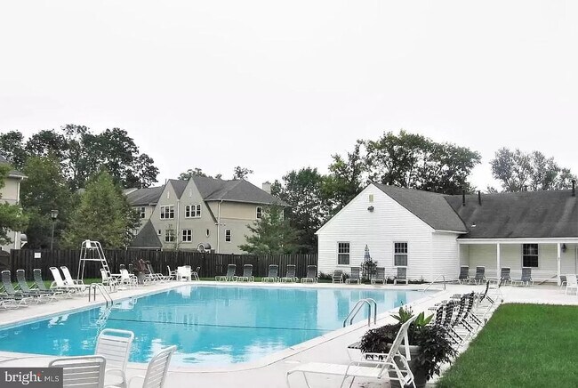 Building Photo - 327 Homeland Southway