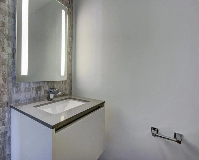 Building Photo - 68 SE 6th St