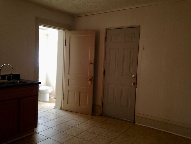 Building Photo - *** Apartments in South Oakland * Pet Friendly * Spacious & Renovated * Walk to Pitt * Available ...