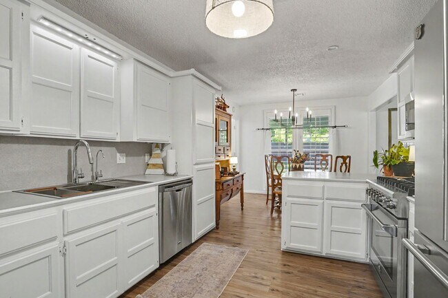 Building Photo - 710 Christmas Ln