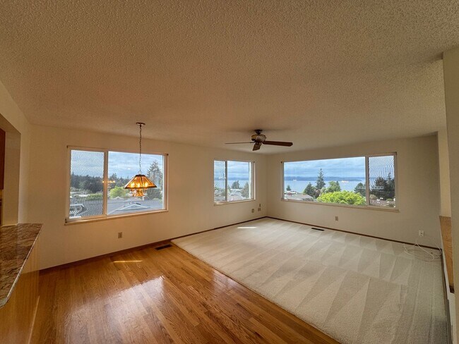 Building Photo - Stunning Three Bedroom With Amazing Views!
