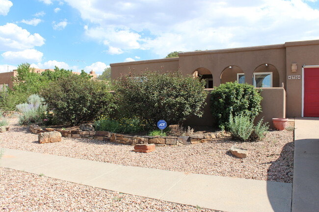 Building Photo - Beautiful 3 bdr, 2 bath SOLAR home w/large...