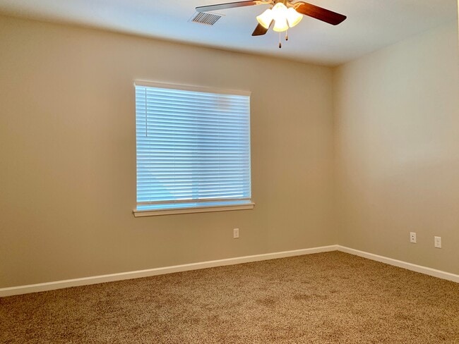 Building Photo - Recent construction --  3 bed/ 2 bath Dupl...