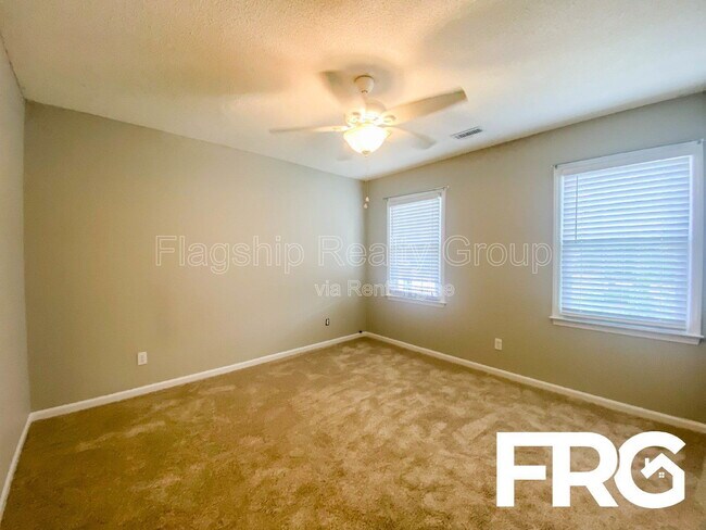 Building Photo - 305 Smith Pl