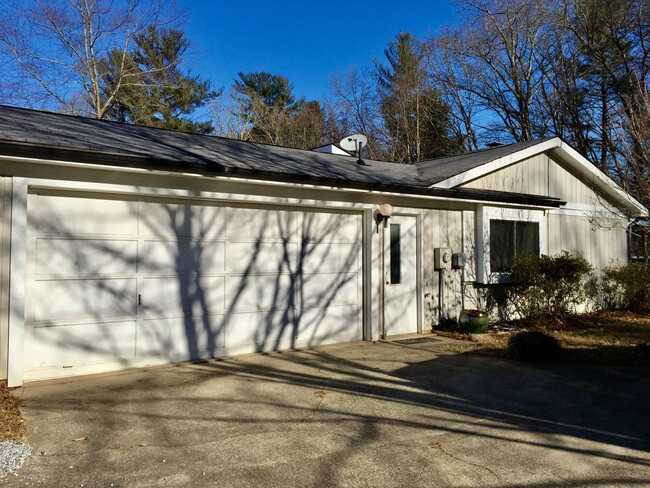 Building Photo - One-Level Home Near Beaver Lake!