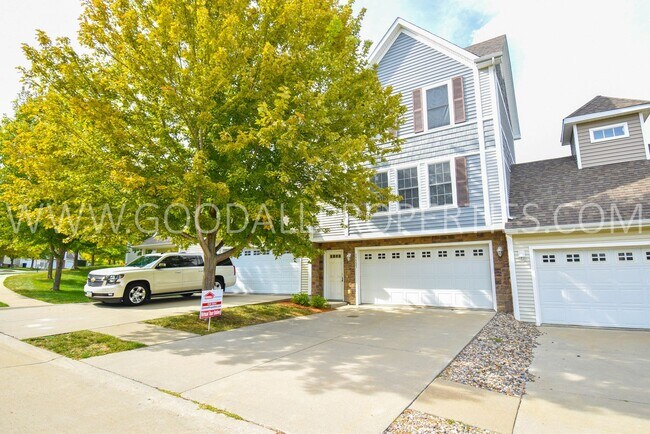 Primary Photo - 2 Bedroom, 2.5 bath townhome in Urbandale ...