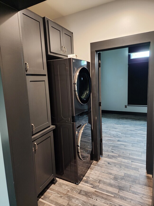 Laundry unit lots of storage - 16271 E 82nd St N