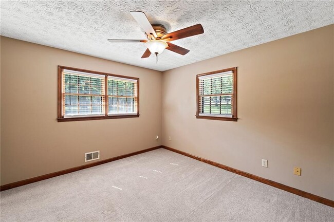 Building Photo - 106 Robinhood Dr