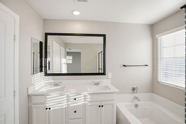 Building Photo - Inspirada Beauty With Bed and Bath On 1st Floor