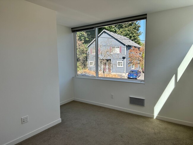 Building Photo - Stunning Central District Townhome