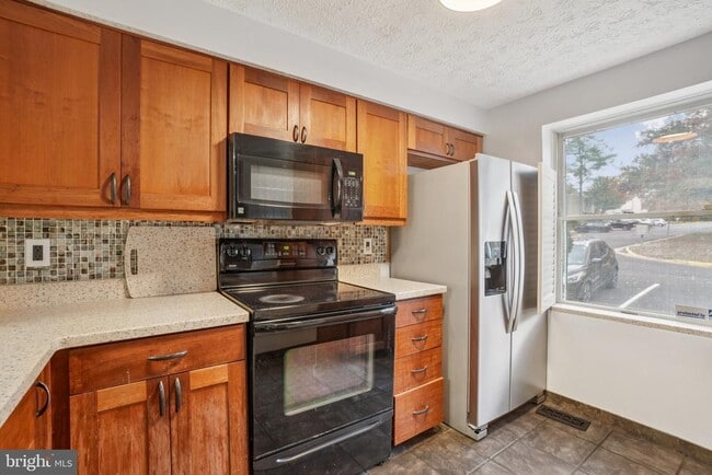 Building Photo - 8474 Sugar Creek Ln