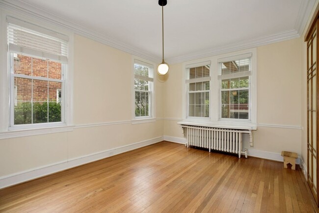 Building Photo - Available Now! 4 Bedroom  3.5  Bathroom Townhouse //Woodley Park// Garage, Driveway & 3 Levels of...