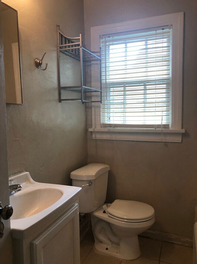 Building Photo - 2 Bed 1 Bath - Refrigerator Included - Urb...