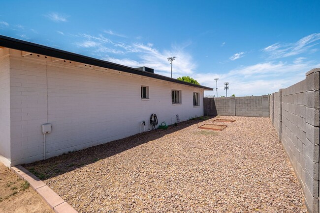 Building Photo - Fully Furnished Gem Near ASU and Downtown ...