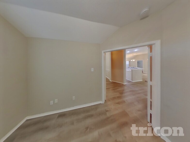 Building Photo - 2075 Crestlake Dr