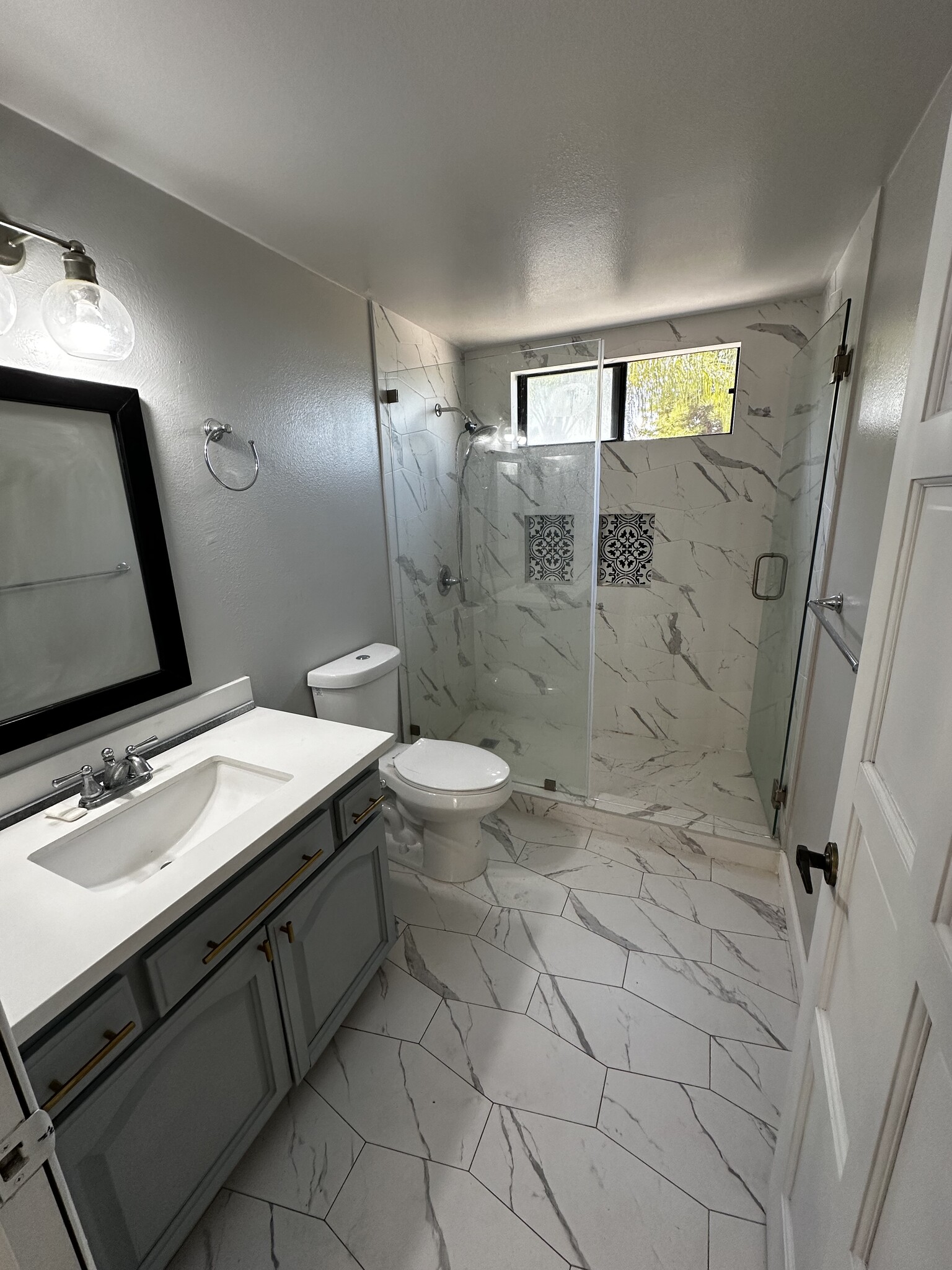 New quarts counter tops and new tiles - 8532 Vine Valley Dr