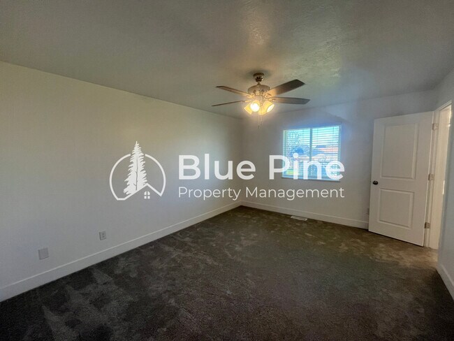 Building Photo - 3829 E Lorna Ave
