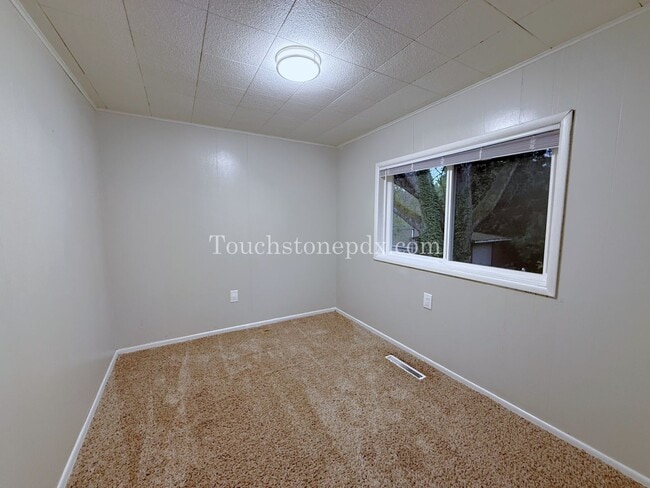 Building Photo - Bright Milwaukie Home with Deck and Large Yard!