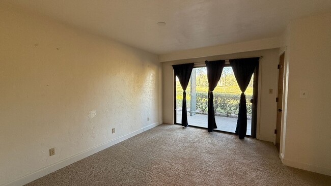 Building Photo - Move In Ready! Lovely 1 Bed 1 Bath Condo i...