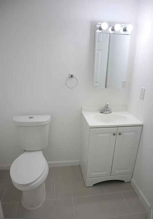 Building Photo - Fantastic 3 BR/2.5 BA Townhome minutes from Rio Lakefront. Ready Mid-May