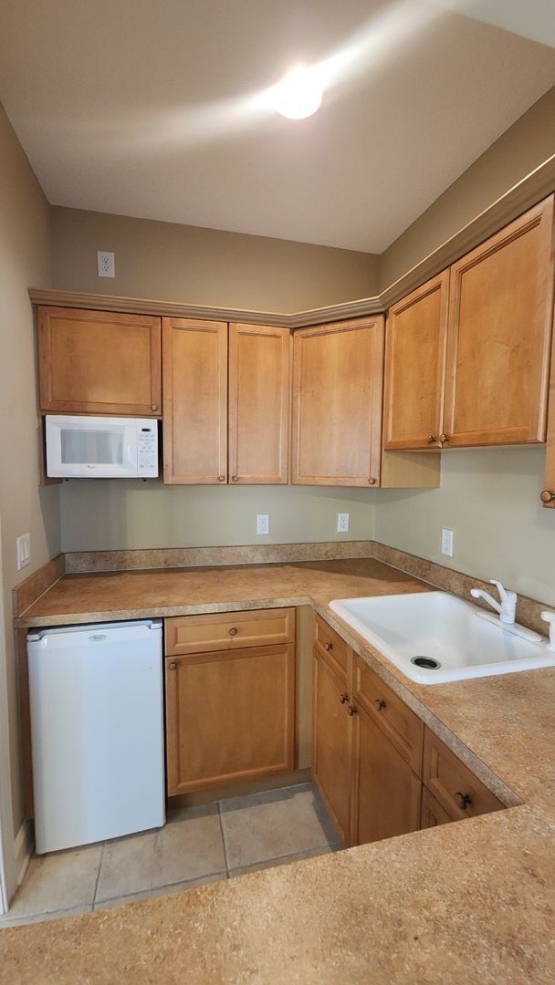 Building Photo - Huge 3 Bed 2.5 bath Home in Palencia- Main Bedroom downstairs plus Upstairs Efficiency
