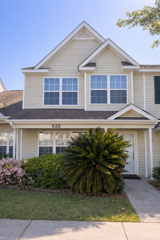 Building Photo - Three Bedroom Townhome Available!