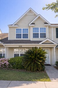Building Photo - Three Bedroom Townhome Available!