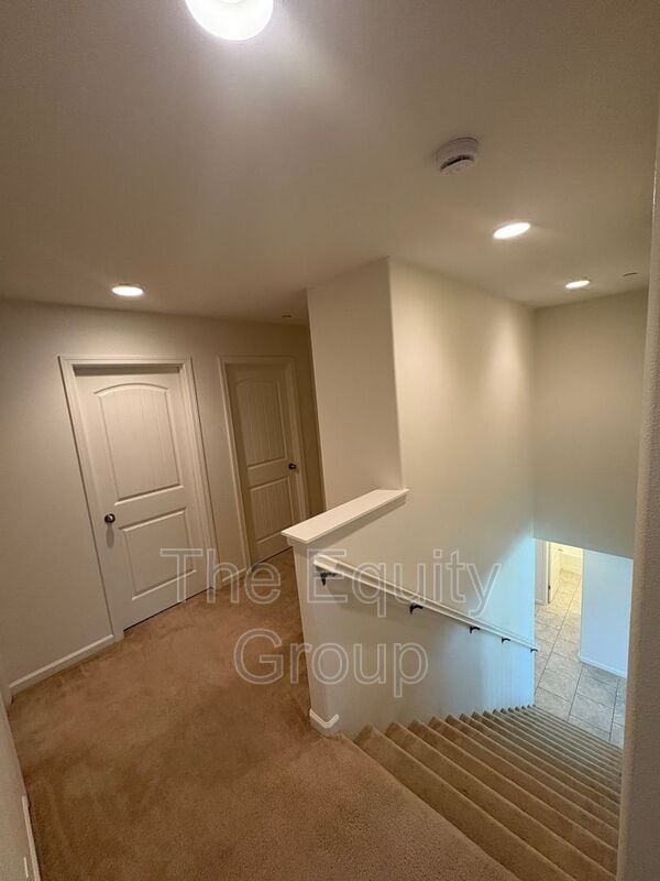 Building Photo - 914 Legend Dr