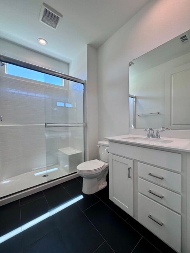 Building Photo - Spacious 5BD/3BA Home with Loft, Solar & B...
