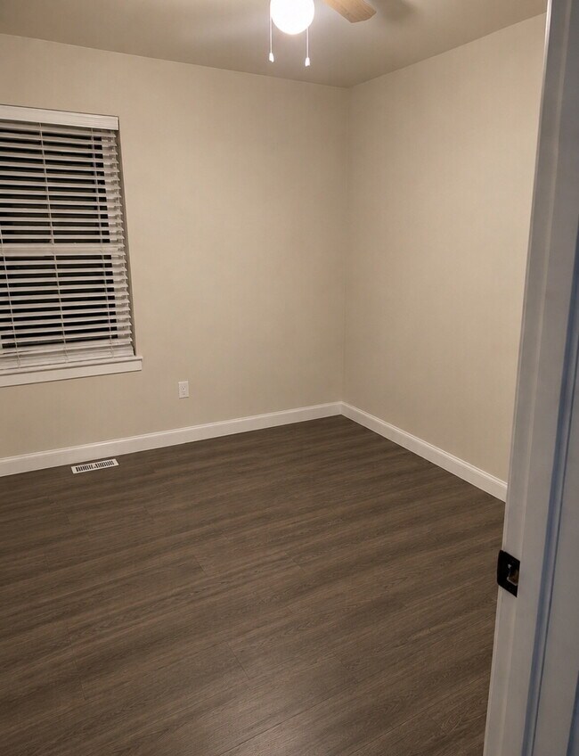 Building Photo - Spacious 5-Bed Retreat with Modern Updates in Aurora. Included - Greenhouse and Shed!
