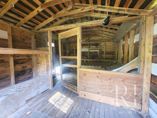 Building Photo - Forest-Edged Retreat with Pasture Access –...