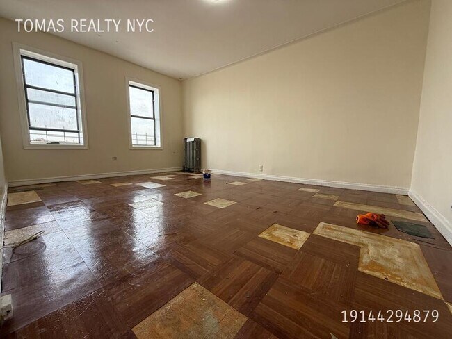 Building Photo - 710 E 235th St