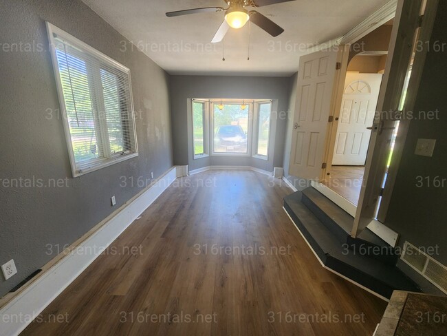 Building Photo - $1,050 - 3 bedroom / 1 bathroom - Single Family Home *COMING SOON*