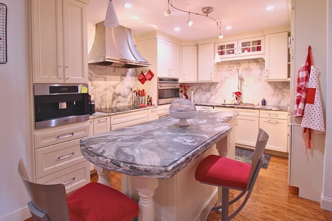 Building Photo - Luxury Living with Breathtaking City Views – Stunning Furnished 3BR/3BA in Bayfront Tower