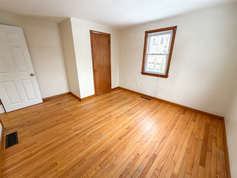 Building Photo - 7 W Silver St