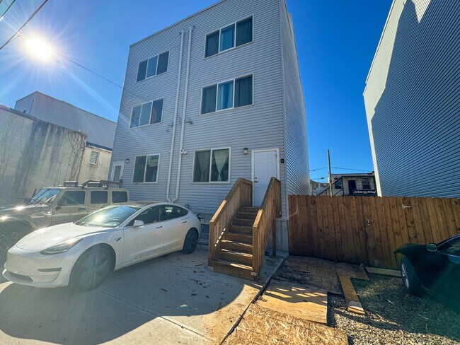 Building Photo - 2021 N Randolph St