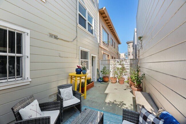 Building Photo - Stunning, Pet Friendly Edwardian 2BR Remod...