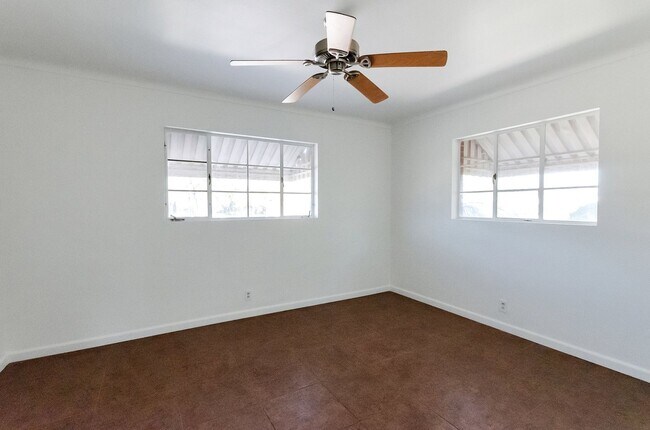 Building Photo - SFR in CENTRAL LOCATION - CLOSE TO U OF A