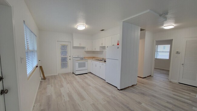 Building Photo - 220 Avenue Des Parques Ave N
