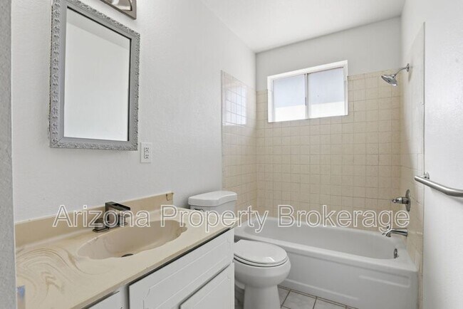 Building Photo - 3635 E Beverly Ln