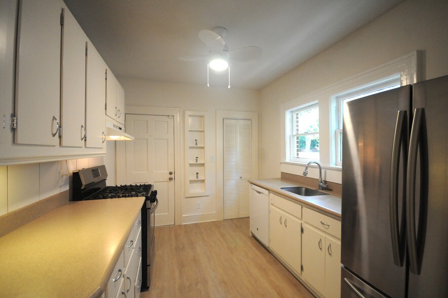 ***AVAILABLE JUNE 1*** - 861 Durant Pl NE