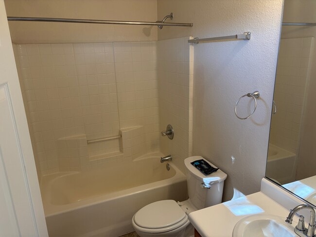 Building Photo - 817 E Yuma Ave