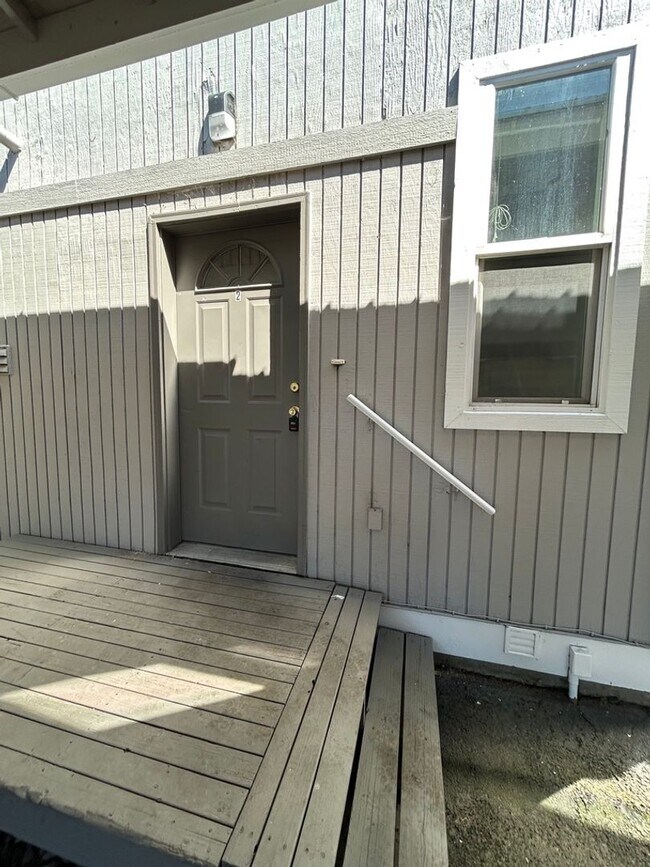 Building Photo - 1308 N Brooklane St
