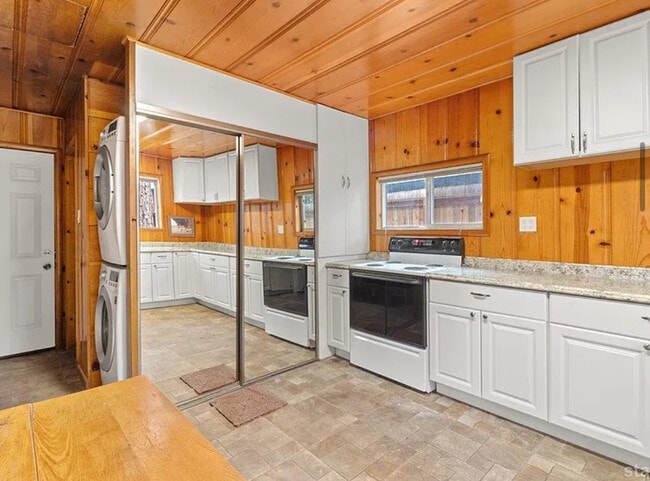 Building Photo - FOR RENT