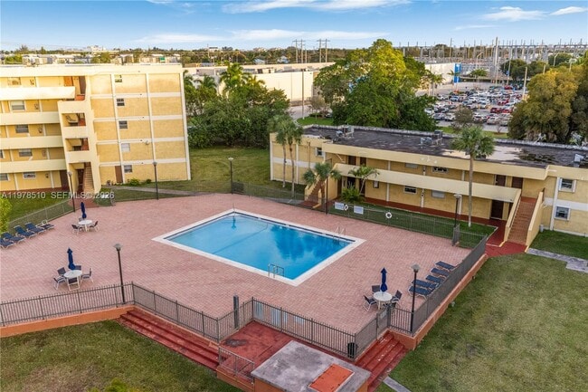 Building Photo - 9210 Fontainebleau Blvd