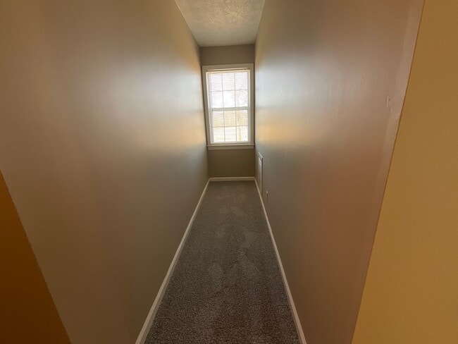 Building Photo - Greenback 37742 - 3 bedroom, 3.5 bath home with bonus room/possible 4th bedroom - Call Terri Kerr...