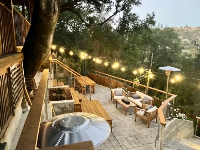 Building Photo - Gorgeous Hillside View, Modern Flat