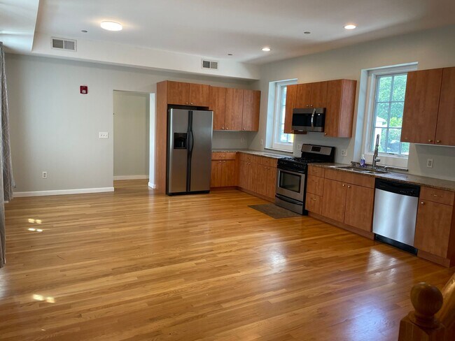 Building Photo - Newly Renovated Townhouse Style Condo for Rent in Providence!