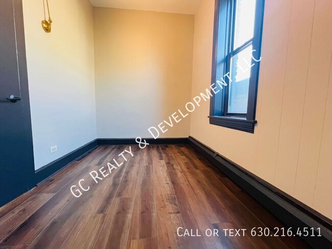 Building Photo - *** 2ND FLOOR UNIT / W&D ON SITE / OFFICE/...