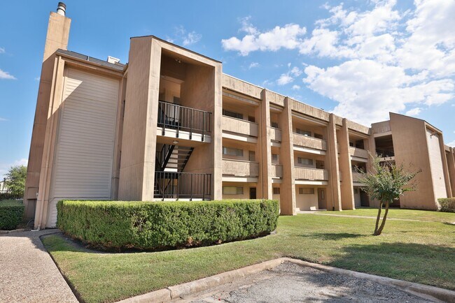 Building Photo - 12600 Melville Dr